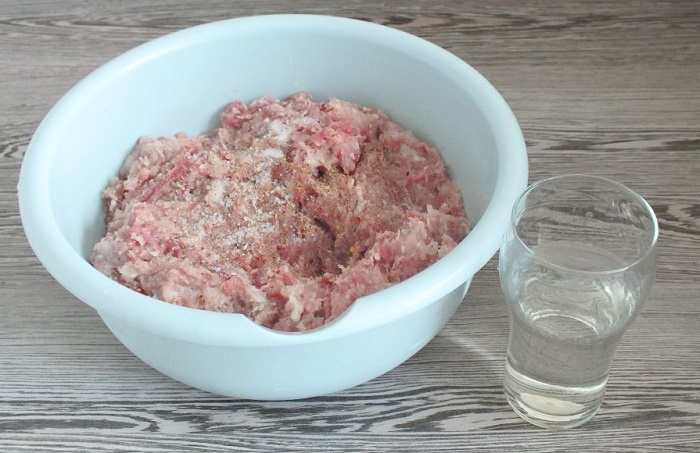 Добавляйте в фарш ледяную воду Добавляйте в фарш ледяную воду