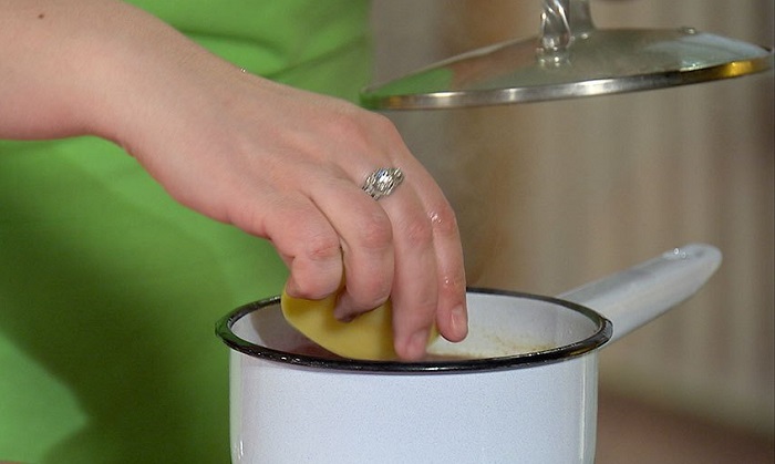 Положите в кастрюлю очищенную картофелину Положите в кастрюлю очищенную картофелину