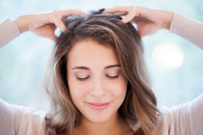 Массаж головы поможет придать волосам объем. / Фото: ladygroup.ru