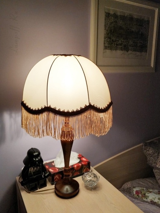Лампа с деревянным основанием и бахромой. / Фото: lampoff.ru