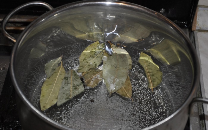 Прокипятите лаврушку вместе с уксусом. / Фото: povar.ru Прокипятите лаврушку вместе с уксусом. / Фото: povar.ru