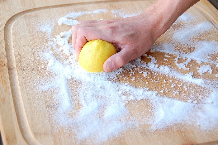 Соль отлично работает в паре с лимоном. / Фото: simply-nicole.com