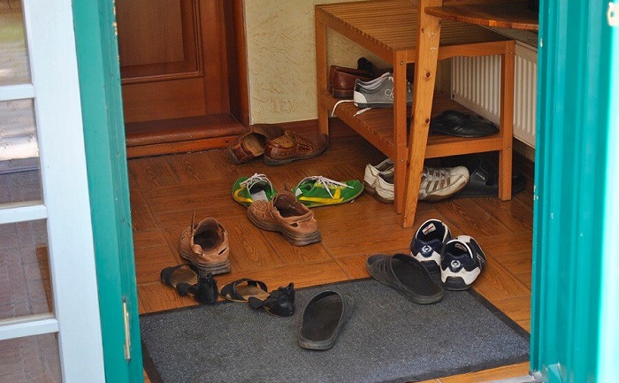 Обувь в прихожей не на своем месте. / Фото: paparazzi.ru