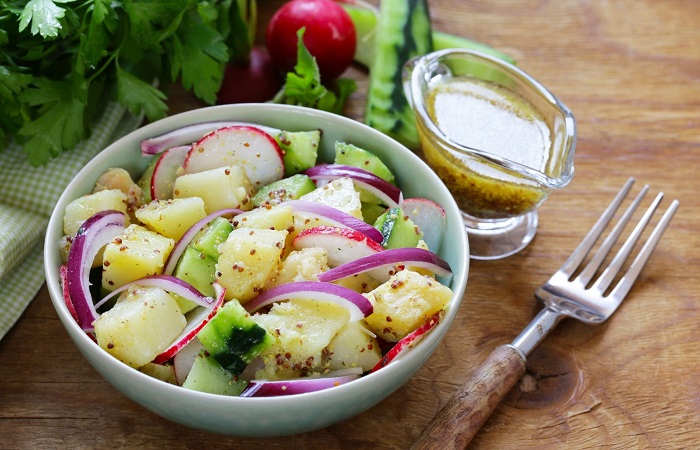 Салат с картофелем и редисом. / Фото: veganyemektarifleri.com
