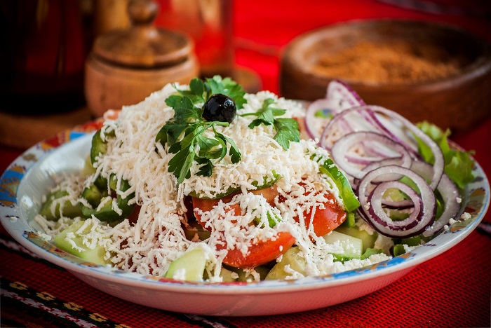 Классический болгарский салат. / Фото: mykaleidoscope.ru