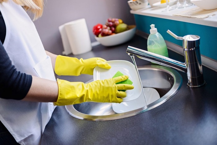 Надевайте перчатки, когда моете посуду. / Фото: vplate.ru