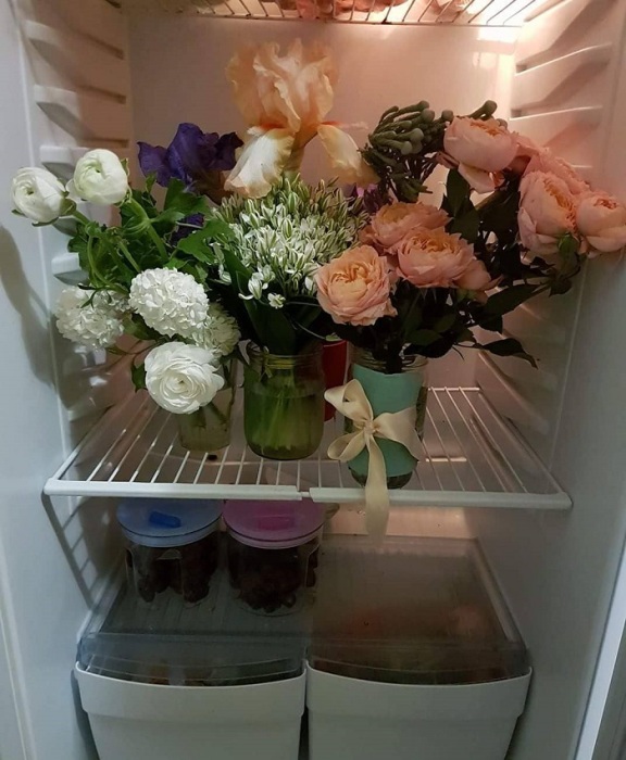 Букет цветов можно поставить в холодильник, чтобы не завял