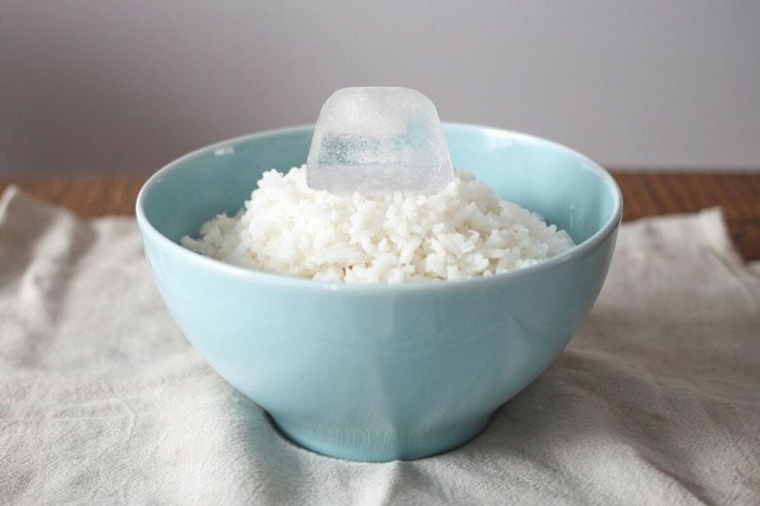 Благодаря кубику льда рис не будет сухим после разогрева. / Фото: syl.ru