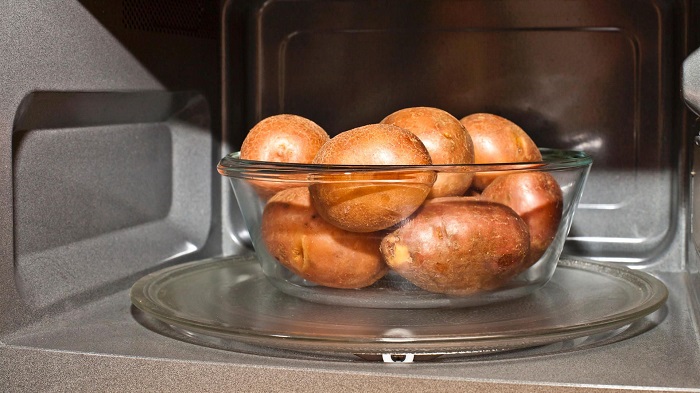 Картофель нужно проткнуть вилкой в нескольких местах. / Фото: cosmo.ru