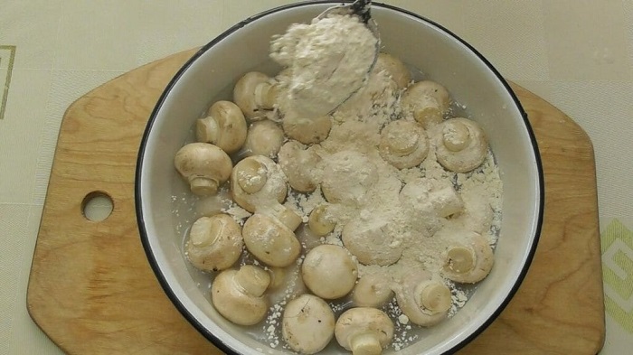 В случае с грибами мука выступает абразивным средством. / Фото: salat-bar-recept.ru