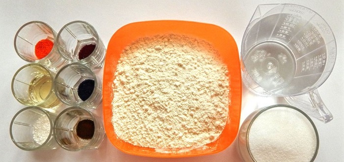 Ингредиенты для приготовления домашнего пластилина. / Фото: attuale.ru