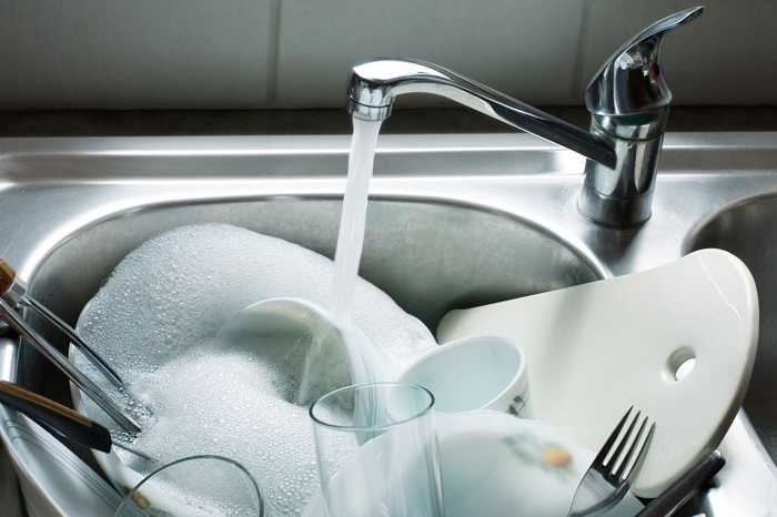 Замочите посуду в раковине на кухне. / Фото: yarkiidom.ru