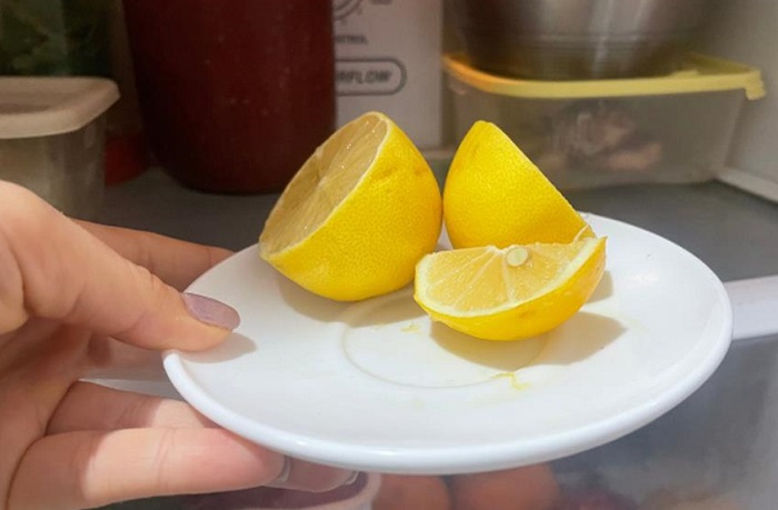 Разрежьте лимон на дольки и поставьте на полку холодильника. / Изображение: дзен-канал technotion