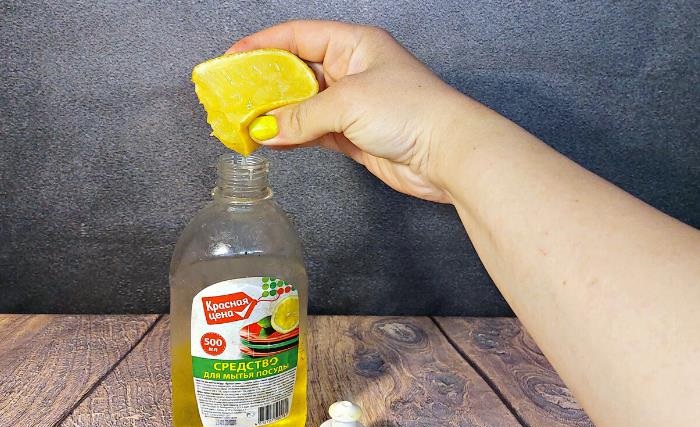 Добавьте в моющее средство лимонный сок. / Изображение: дзен-канал technotion