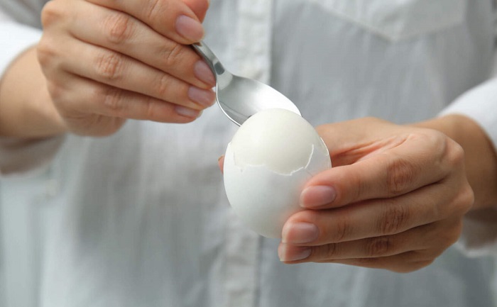 Снимите скорлупу столовой ложкой. / Фото: moya-planeta.ru Снимите скорлупу столовой ложкой. / Фото: moya-planeta.ru