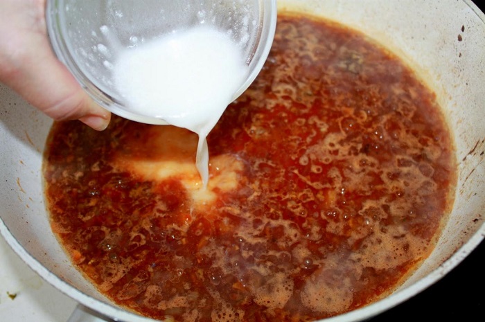 Перед тем, как добавлять крахмал в суп, смешайте его с водой. / Фото: tutknow.ru