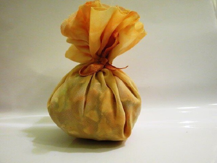 Сделайте из ткани мешочек для апельсиновых корочек. / Фото: onashem.mediasole.ru