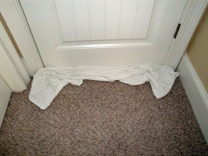 Положите полотенце под дверь. / Фото: fishki.net