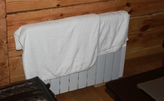 Повесьте влажное полотенце на батарею. / Фото: mebel-complect.ru