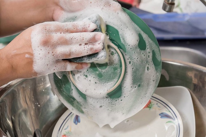 Мыть посуду нужно, пока пенится губка. / Фото: clima-profi.ru