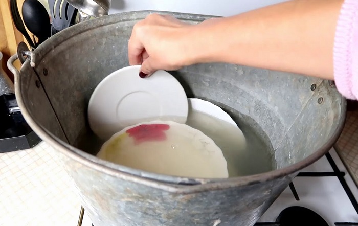 Для кипячения посуды берите большую металлическую емкость. / Фото: openoblokah.ru