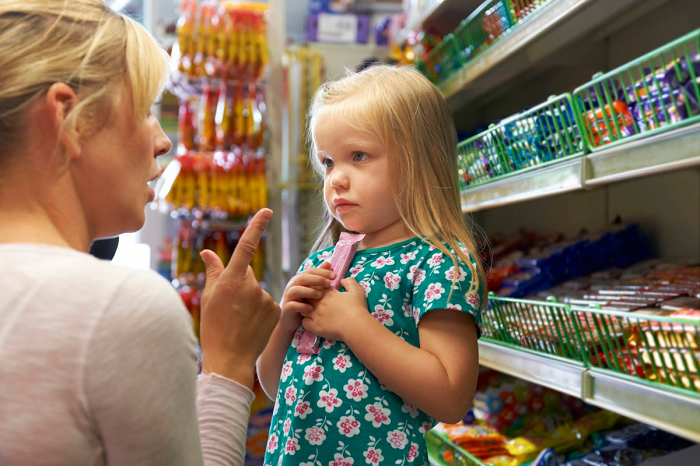 Ребенок будет уговаривать вас купить какую-то сладость или игрушку. / Фото: psy-files.ru
