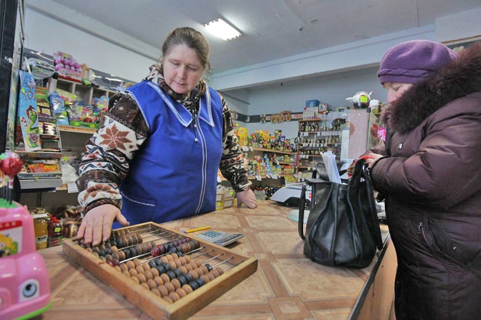В маленьких магазинах рядом с жилыми домами обычно дороже. / Фото: vestikarelii.ru