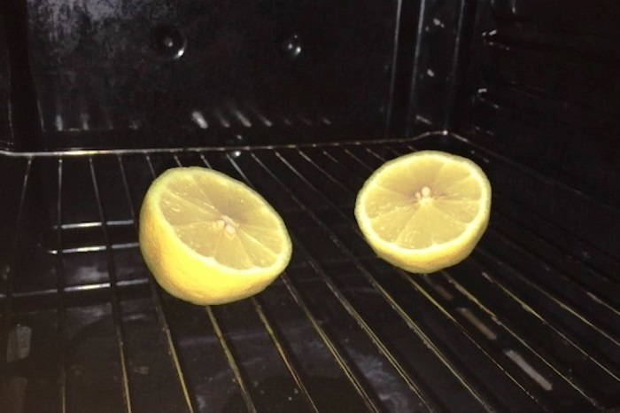 Разрежьте лимон на две части и положите в духовку. / Фото: akrasdia.ru