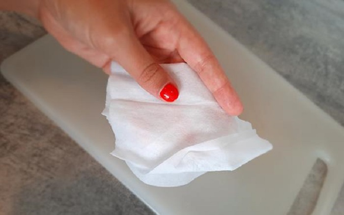 Вместо полотенца можно использовать влажную салфетку. / Изображение: дзен-канал technotion