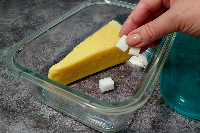 Сыр нужно хранить вместе с кусочками сахара