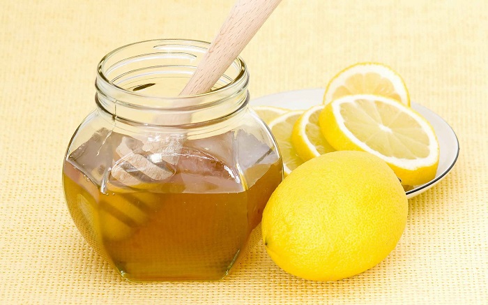 В мед нужно положить дольку лимона. / Фото: nozhnizy.ru