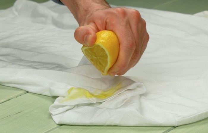 Лимонный сок помогает вывести следы пота с белых вещей. / Фото: milayaya.ru