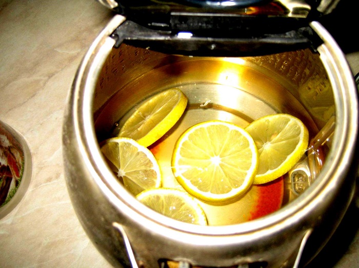 Нарежьте лимон на кусочки и положите в чайник. / Фото: wotkrot.ru