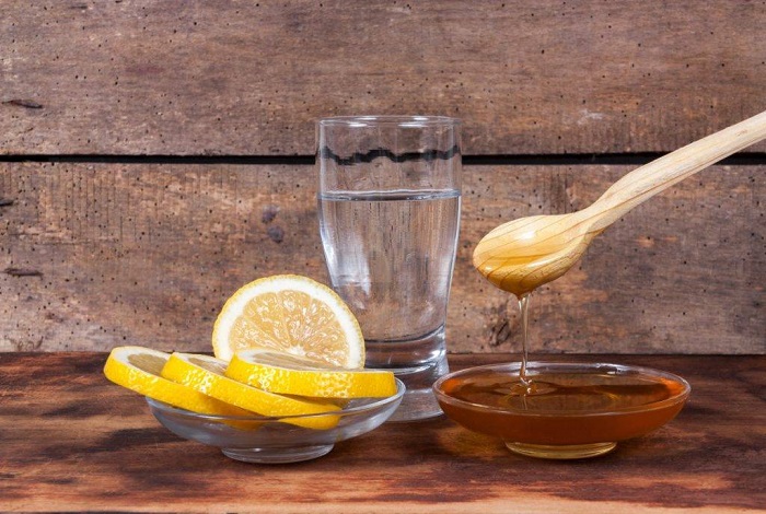 Полезно пить воду с лимоном натощак. / Фото: vashnarkolog.com