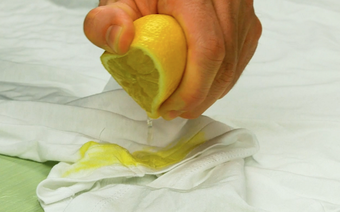 Сок лимона нужно выдавить на пятно от пота. / Фото: g8ozd.ru