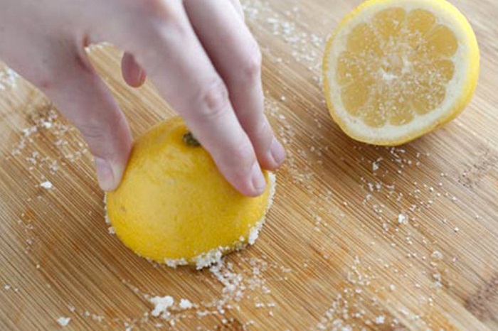 Лимонный сок и соль нейтрализуют любые запахи. / Фото: bestlj.ru