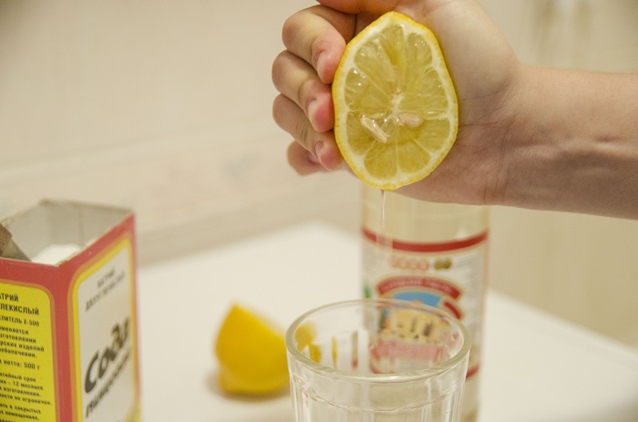 В интернете советуют выжать лимонный сок в стакан и вылить в сток раковины. / Фото: strojdvor.ru