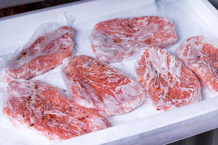 Замораживайте мясо порционными кусками. / Фото: lovetoeat.ru
