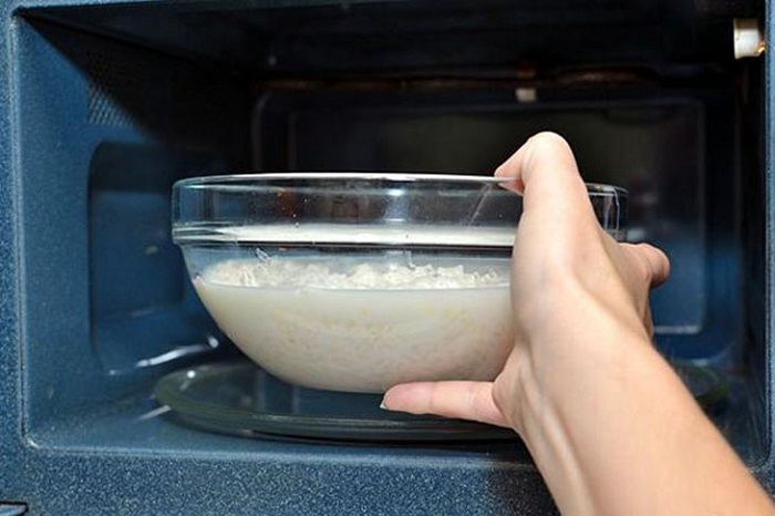 Варить рис в микроволновке нужно в стеклянной посуде. / Фото: mamamidetkam.ru