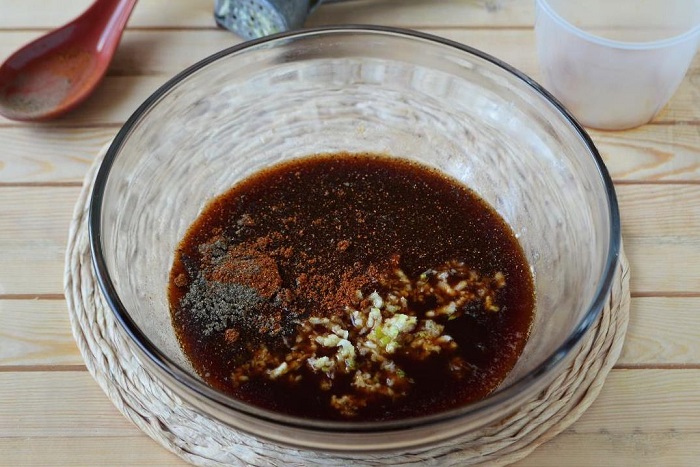 Добавьте в соевый соус натертый и сухой имбирь, а также специи. / Фото: pigmine.ru