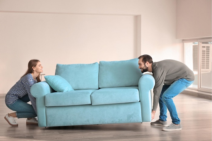 Перевозить старый диван, подаренный родителями, из квартиры в квартиру - не лучшая идея. / Фото: matras39.ru