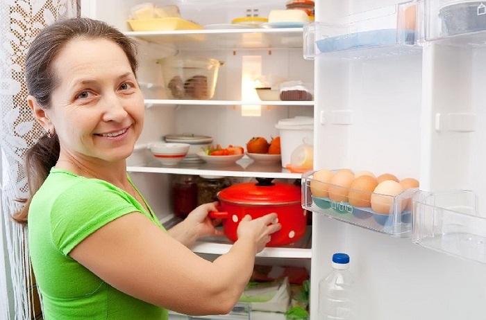 Можно поставить кастрюлю с супом в холодильник, не переливая в емкость поменьше. / Фото: md-zadina.ru