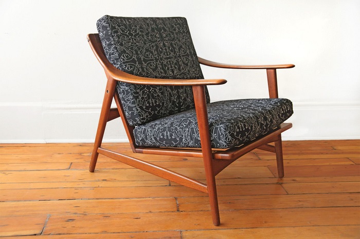 Кресла с тонкими узкими ножками и деревянными подлокотниками. / Фото: pinterest.com