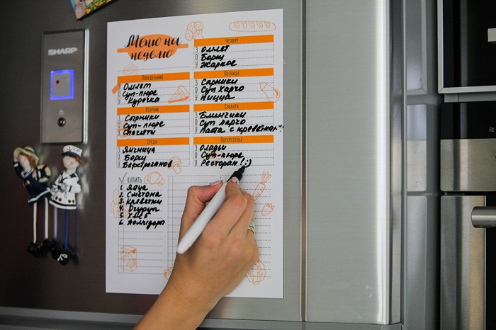 Повесьте меню на неделю на холодильник. / Фото: два-карандаша.рф