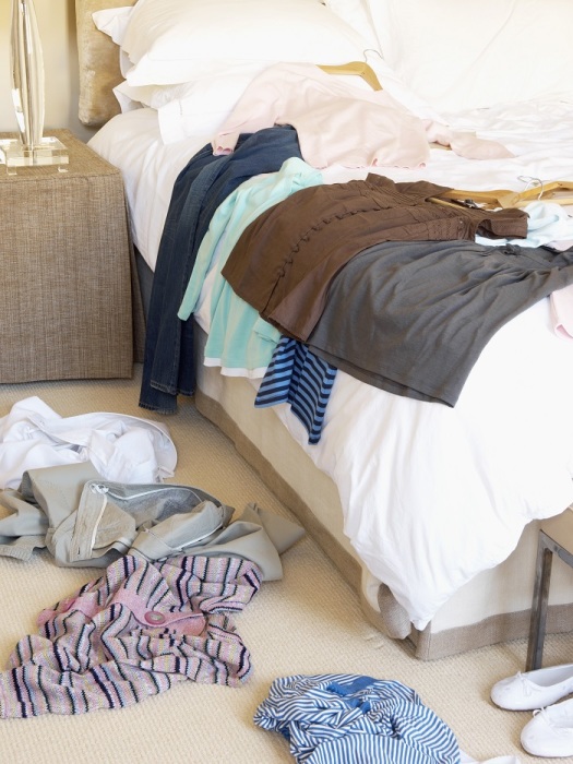 Нельзя просто положить одежду под кровать, предварительно не упаковав ее. / Фото: metromode.se