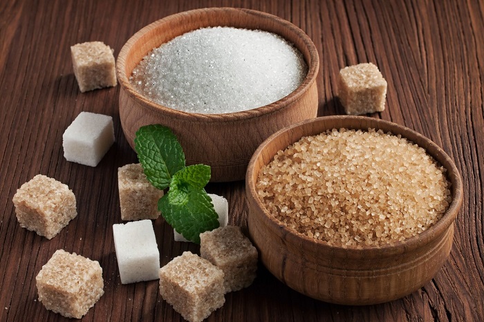 Белый и коричневый сахар отличаются количеством патоки. / Фото: goodhouse.ru