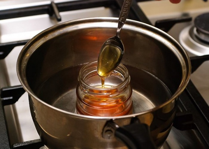Мед можно нагревать лишь при определенной температуре. / Фото: 2sotki.ru