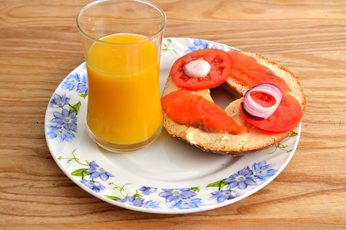Сок можно пить после завтрака, но не голодный желудок. / Фото: lori.ru