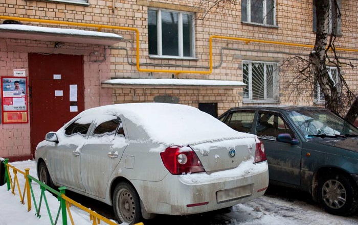 Даже если машина стоит на улице, ее можно прогревать не больше 30 секунд. / Фото: progorod43.ru