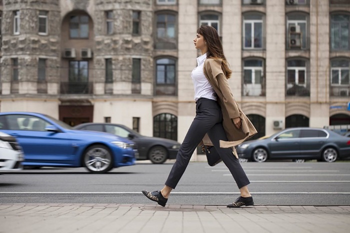 Широкий шаг и тяжелая походка не могут выглядеть женственно. / Фото: milalink.ru